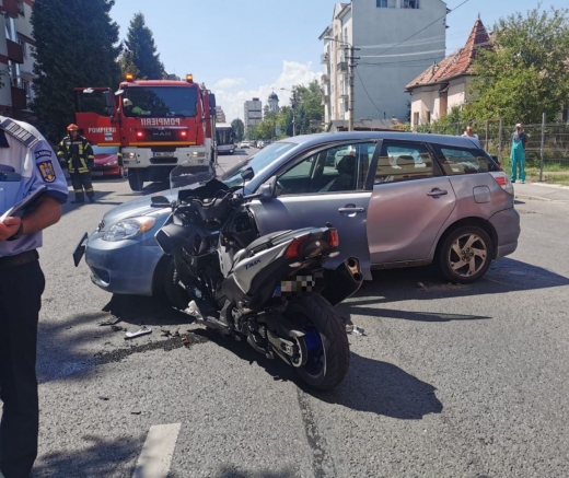 Accident cu o motocicletă și o mașină în Cluj-Napoca! Motociclistul, RĂNIT în urma impactului